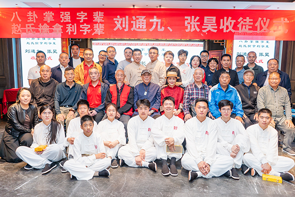 新弟子与门内长辈合影