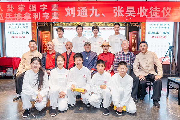 新弟子与师爷、太师爷合影
