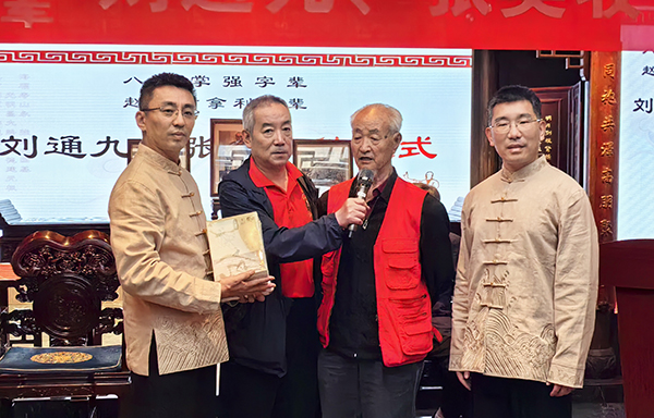 王桐先生为弟子们赠书