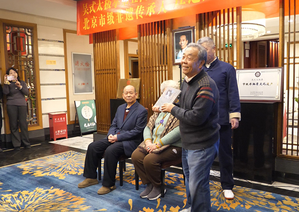 关振军向新弟子赠书